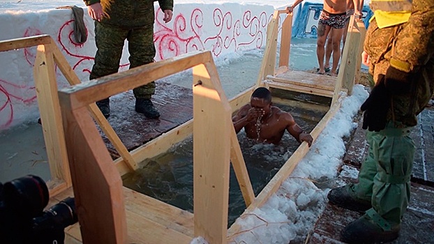 Военные курсанты из Бурунди и Никарагуа приняли участие в крещенских купаниях в Омске