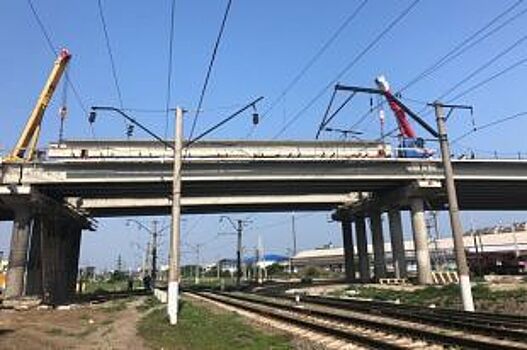 В Невинномысске уложили последнюю балку путепровода через железную дорогу