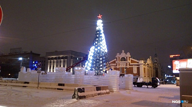 На площади Ленина начали разбирать главную городскую ёлку