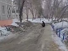 На ул. Космической из-за бездействия УК дворник вынужден убирать колею топором