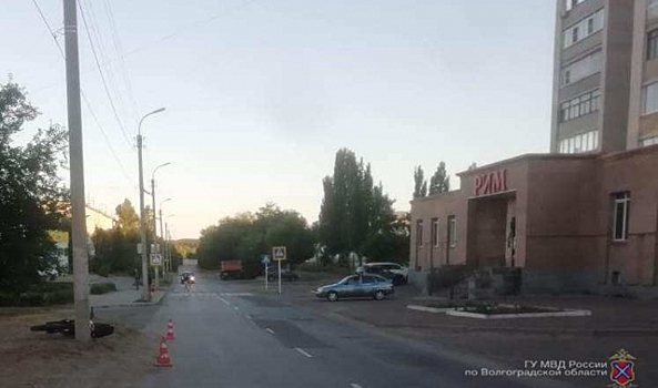 Молодой водитель влетел в световую опору в Камышине