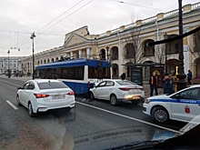 В центре Петербурга такси врезалось в троллейбус, пострадали два человека