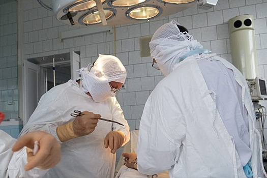 Страдавшую от болей в боку сибирячку избавили от редкой патологии