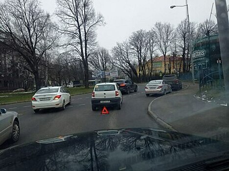 В Калининграде на Московском проспекте образовалась пробка из-за столкновения четырёх машин