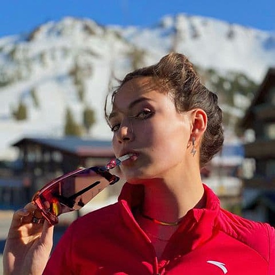 Эйлин профессионально занимается лыжным фристайлом. А в 2020 году даже даже взяла две золотые медали в юношеской Олимпиаде.