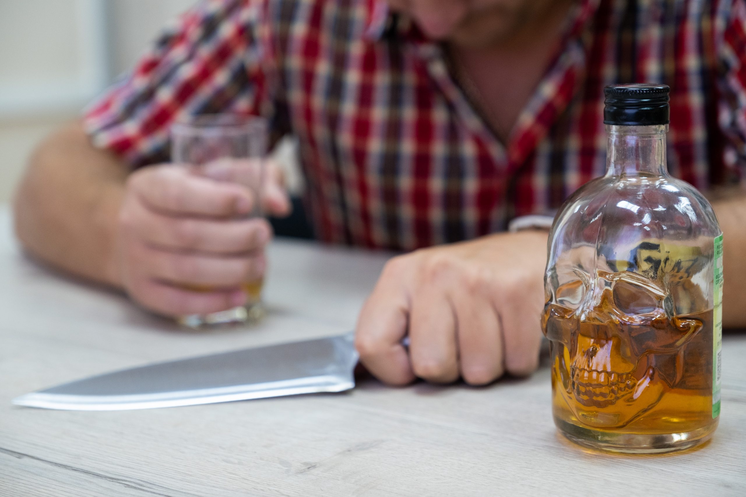 60-летний отец спаивал сына-подростка