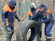 Новосибирские спасатели освобождают путь для талых вод, вылавливая отходы из рек