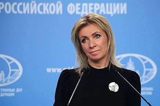 Захарова высмеяла Зеленского за видео на фоне российского триколора