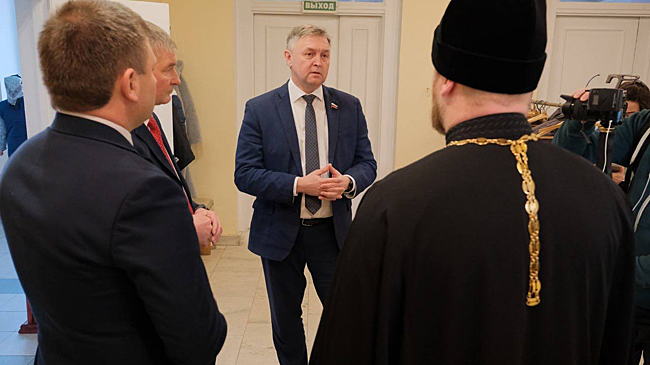 Спикер Заксобрания Кировской области Роман Береснев в рамках поездки в Кирово-Чепецк наградил волонтеров и проверил работу инфраструктурных объектов