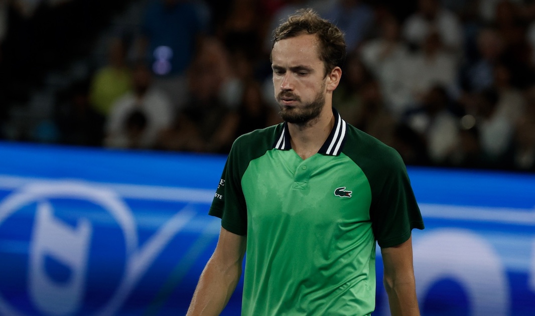 Маяковский ночь иллюстрации. Елка на улице грызунова 16 в жуковском. Маяковский арты. Парк маяковского елка 2021 екатеринбург. Маяковский елка.