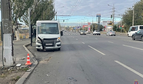 «Газель» с пассажирами въехала в столб в Тракторозаводском районе Волгограда
