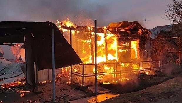 В Кумёнском районе из-за неосторожного обращения с огнём сгорели три дома