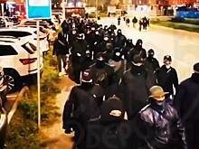 На улицы Подмосковья вышли мужчины в черной одежде, масках и с нашивками