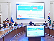 Губернатор Андрей Травников потребовал убирать снег без отдыха и выходных