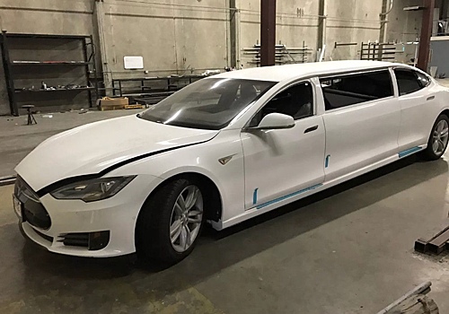 Первый лимузин Tesla выставили на онлайн-аукцион