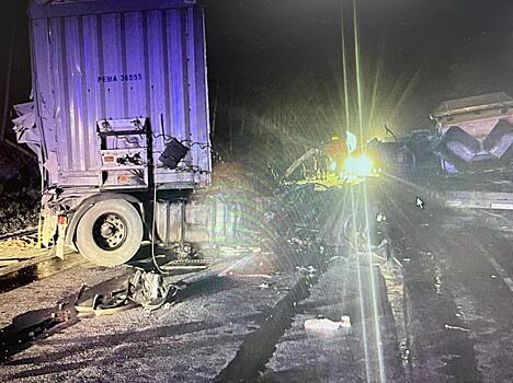 На трассе Москва-Челябинск водитель грузовика устроил тройное ДТП