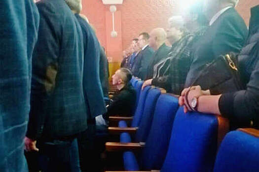 Суд оштрафовал депутата Лепендина, не вставшего во время гимна РФ, на 5 тысяч рублей