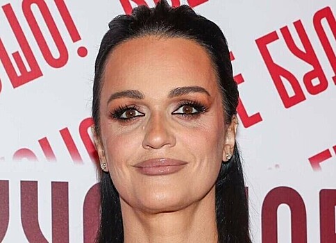 Певица Слава показала округлившийся живот и того, кто к этому причастен