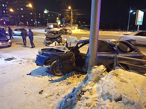 «Пытаются извлечь людей»: в Заельцовском районе столкнулись две иномарки