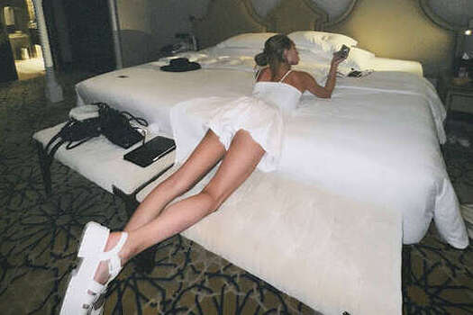 Загитова сфотографировалась на кровати в платье, которое едва прикрывает ягодицы