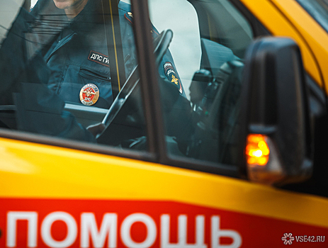 Человек попал под колеса машины в центре Кемерова