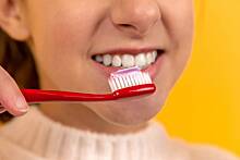 Стоматолог посоветовал не чистить зубы до завтрака