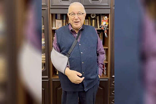 Комик Евгений Петросян показал заживающую после перелома руку