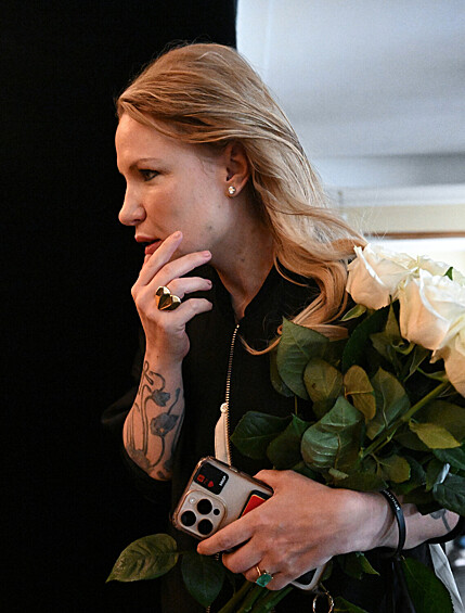 Кинорежиссер Валерия Гай Германика на прощании с кинорежиссером Александром Миттой в Центральном доме литераторов в Москве, 17 июля 2025 года