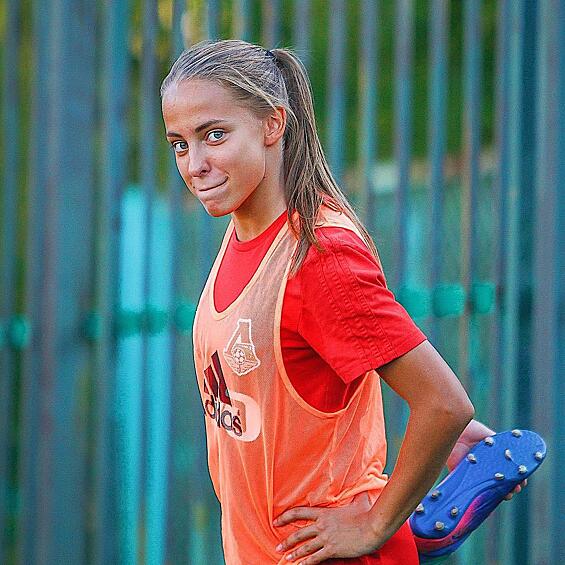 В команде юную полузащитницу называют Янчик. 