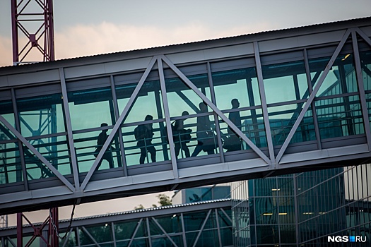 Авиакомпания заставила беспомощную пассажирку выйти из самолета без коляски и получила штраф