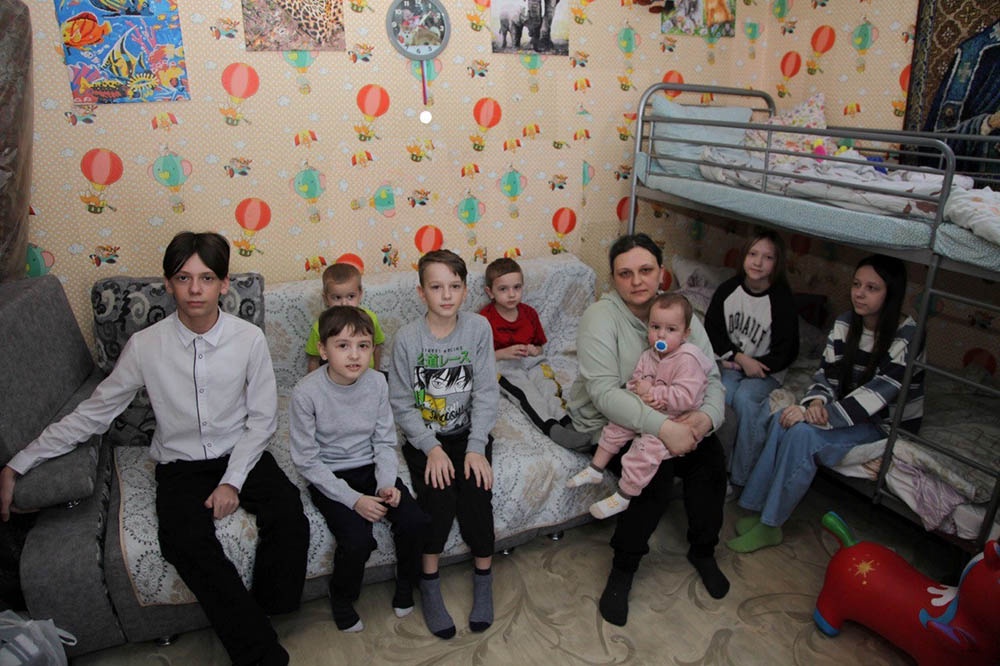 В Ачинске семья с 8 детьми вынуждена ютиться на 13 метрах в аварийном доме