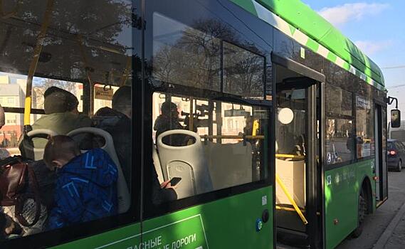 В Курске пассажиры жалуются на запах газах в новых автобусах