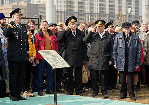 Представители Главкомата ВМФ и ВУНЦ ВМФ приняли участие в памятной церемонии, посвященной экипажу подводной лодки «Сомъ»