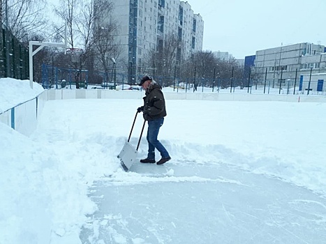 Жители Бибирева поблагодарили дворников за труд и помогли им убрать снег
