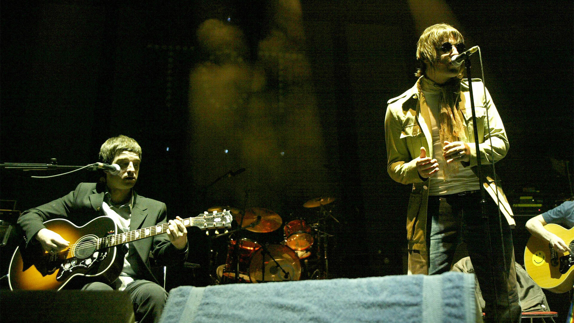 Ноэл и Лиам Галлахеры с группой Oasis выступают на благотворительном концерте в поддержку Teenage Cancer Trust, 26 марта 2003 года