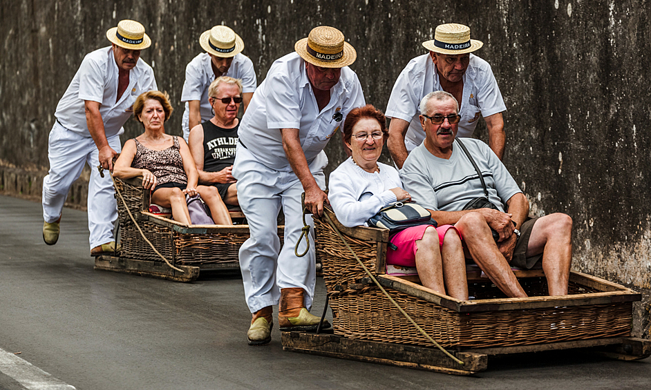 Тобогган. В 19 веке эти сани были незаменимым транспортом для жителей деревушки Монте на острове Мадейра. Сейчас сохранился лишь двухкилометровый отрезок пути до местной столицы, по которому катают туристов