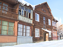 В подмосковном Рошале балкон старого дома сгнил со всех сторон и скоро рухнет