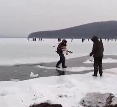 В Приморье вместе с рыбаками тронулся лед