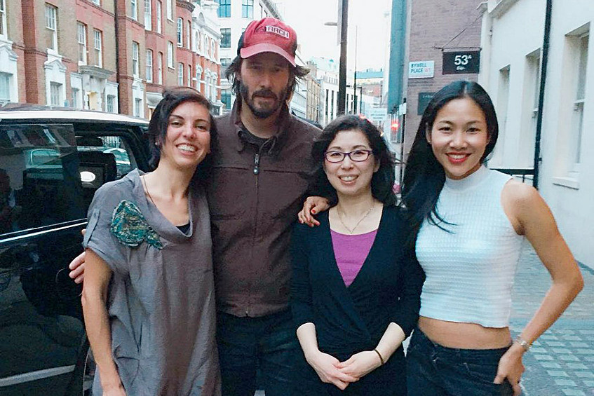 Киану Ривз с тремя поклонницами.