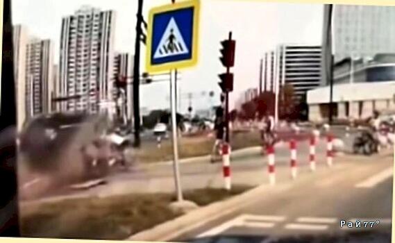 Велосипедисты пережили столкновение с неуправляемым автомобилем