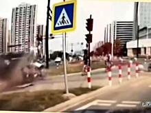 Велосипедисты пережили столкновение с неуправляемым автомобилем