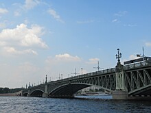 Автобус с пассажирами упал в реку с моста в Санкт-Петербурге - семеро погибли
