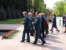 Сотрудники налоговой службы возложили цветы к Могиле Неизвестного Солдата