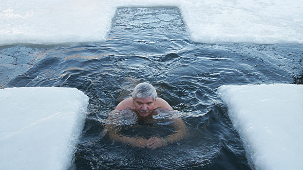 Врач объяснил, кому нельзя купаться в проруби на Крещение