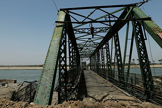 Построенный российскими военными мост ушел под воду