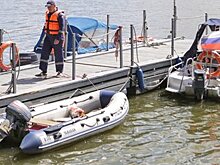 Прогулочная лодка перевернулась на Москве-реке