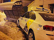 В Новосибирске водитель такси врезался в остановку, пытаясь избежать ДТП