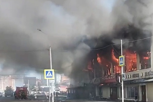 В Подмосковье горит ТЦ "Пионер"