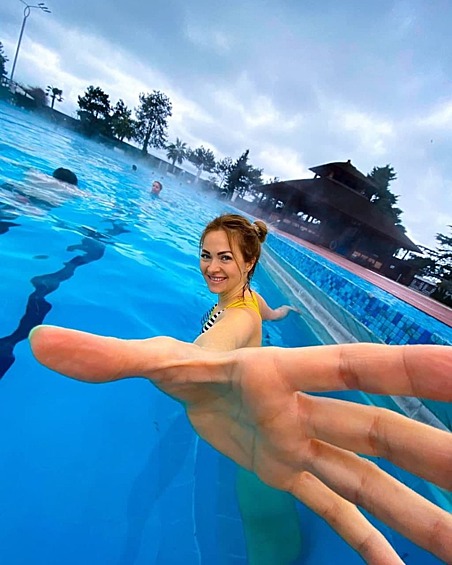 «Практиковала медитации и рассказывала о свои знаниях другим. Любила танцевать и петь, она была оперной певицей по образованию. Сочиняла стихи и музыку. Возле нее было уютно и красиво. Любила путешествия, горы, море, Алтай. В эту поездку впервые была в Красной поляне»