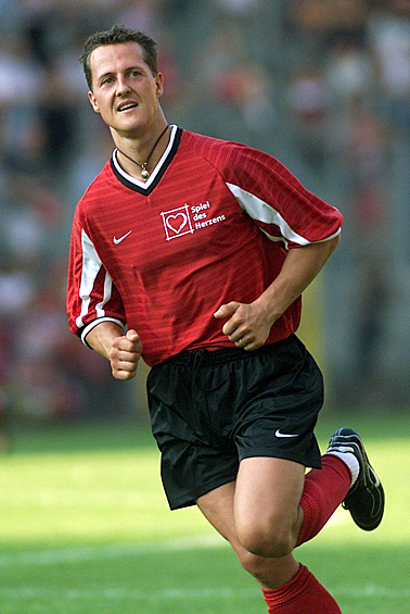 Михаэль Шумахер во время любительского футбольного матча, 2001 год